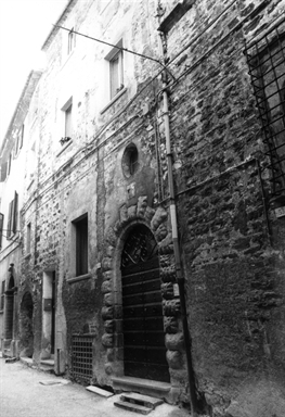 Casa con portale bugnato sec.XVII